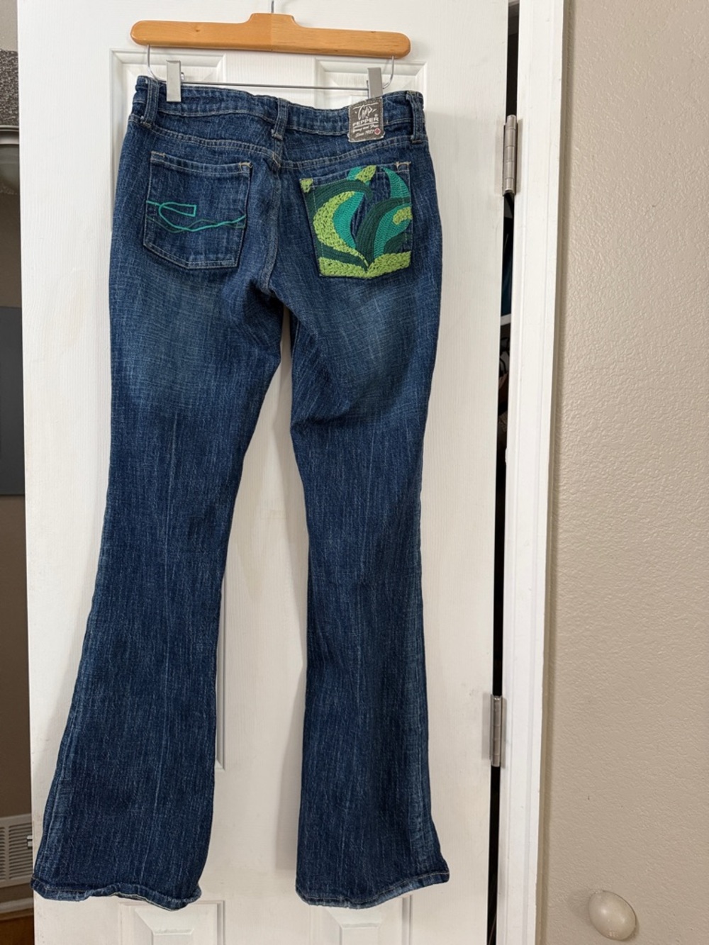 Chip & Pepper Dark Blue Embroidered Pocket Olivia Flare Jeans Size 28 Dark Wash